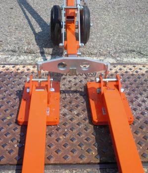 Auf dem Bild ist der Radhebel zu sehen, der über die „Brücke“ mit zwei CL10 verbunden ist.