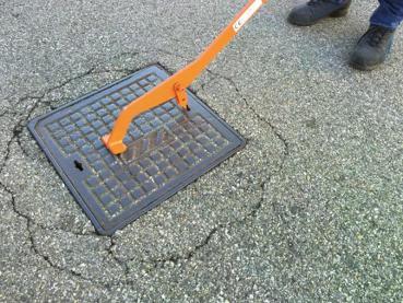 Den Haken in den Schlitz einführen und um 90° drehen.