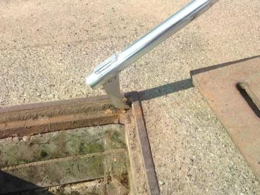 Der „Nagel“ kann auch zum Reinigen des Schachtrahmens von Verschmutzungen und als starker Scheuerschwamm im Rahmen verwendet werden.