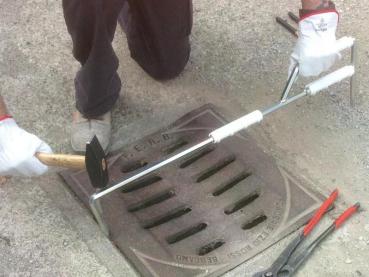 Preview: Die Schnäbel können auch zum Abschaben des Deckelrahmens verwendet werden.