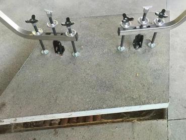 Verstellbare Seitenstrebe, um Halt auf jeder Oberfläche zu gewährleisten.