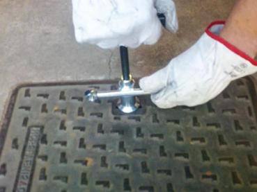 Preview: Phase 1: Bringen Sie die Mittelstange des Hakens in die Position, in der der APS90/APS80 eingehakt werden kann.