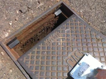 Positionierung der Unterlegkeile zwischen Abdeckung und Rahmen.