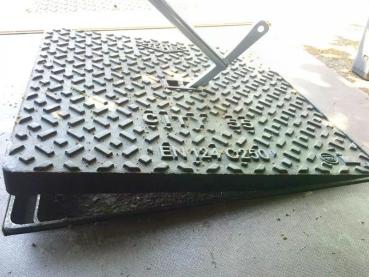 Kann als Einhängehebel in den Schlitzen zum mechanischen Anheben verwendet werden.