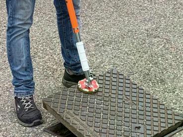 Preview: Funkensicherer Metallsockel.