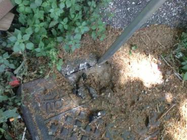 Nützlich zum Schneiden von Asphalt- und Betonschichten, Reinigen und Ablösen von Schmutz, der oft die Oberfläche und den Rahmen des Deckels bedeckt.