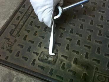 Funktion 2: L-förmiges Ende zum Auskratzen der Schlitzinnenseite und zum Lösen der Drehverriegelung.