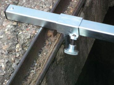 Verschiebbare und verstellbare Streben an den Enden der Arme halten das Kreuz in der richtigen Position.