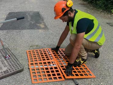 Selbstzentrierender und klappbarer Metallrost. Kann bis zu 200 kg tragen, ohne sich zu verformen.