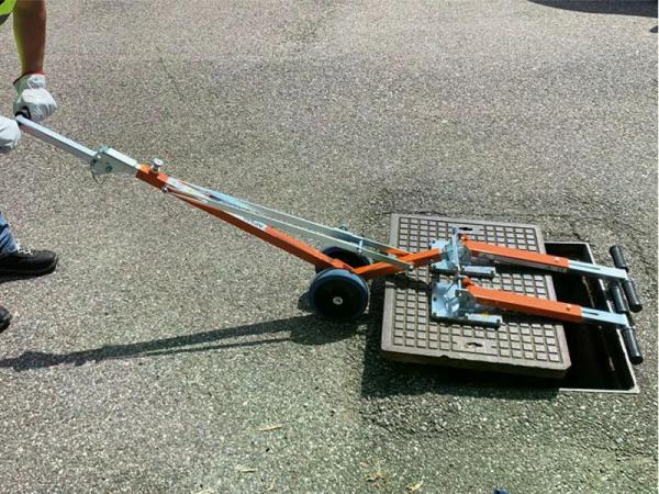 Öffnung mit zwei parallel geschalteten CL10, die mit einer Verbindungsbrücke auf einem schweren Deckel verbunden sind.