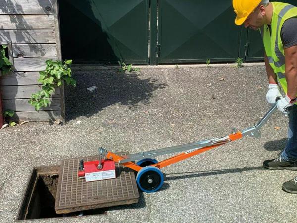 Magnetische Öffnung mit Permanentmagnet (PM400 oder PM500) für sehr schwere Schachtdeckel.