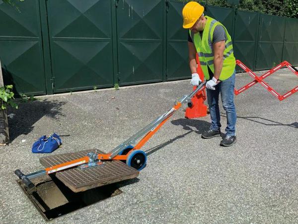 Öffnung mit Rollhebel APS90 oder APS80.