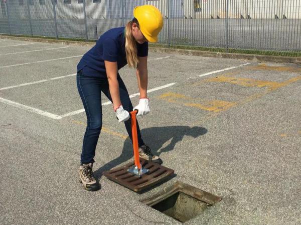 Manuell zu öffnender Deckel für leichte/mittelschwere Lasten.