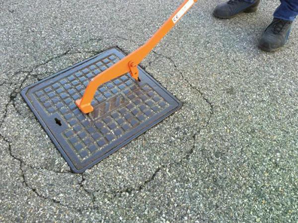 Den Haken in den Schlitz einführen und um 90° drehen.