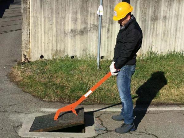 Beim Öffnungsvorgang begrenzt die Länge des Hebels den Kraftaufwand des Bedieners.