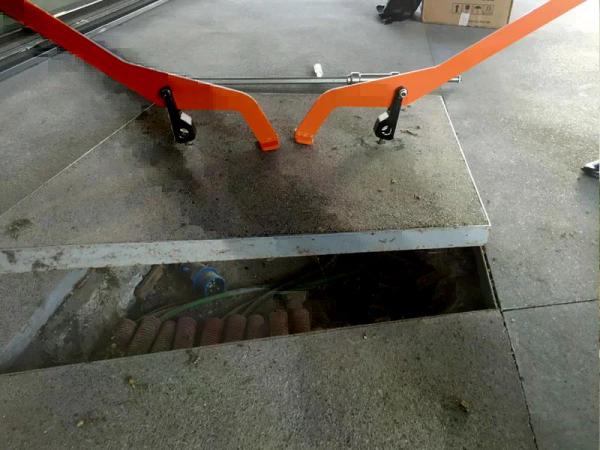 Das Öffnen größerer Deckel kann mit zwei LB2 erfolgen.