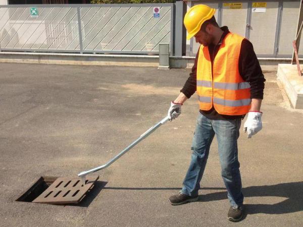 Der besondere Winkel des Hebels ermöglicht eine ideale Ergonomie für stehende Bediener.