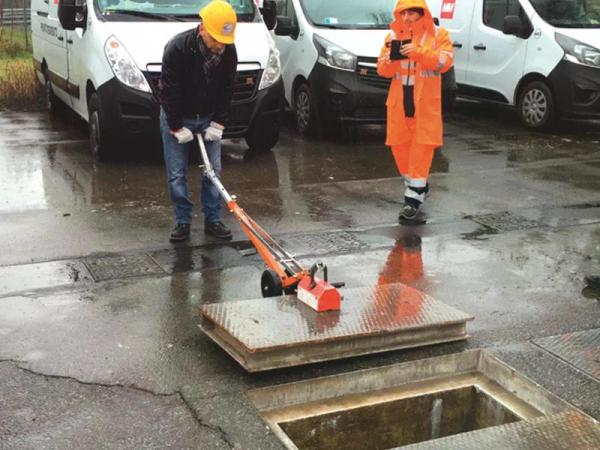 Notwendige Verwendung bei übermäßig schweren oder abgenutzten Schachtdeckeln.
