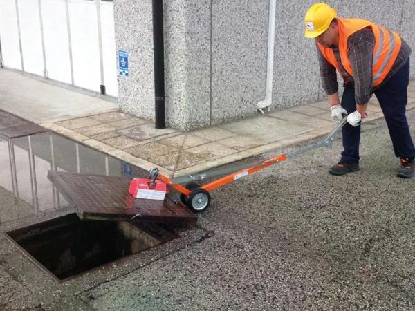 Auf dem Bild ist der PM500 zu sehen, der eine 300 kg schwere Stahlplatte anhebt.