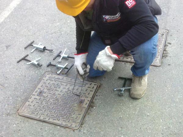 Geeignet zum mechanischen Öffnen von Schachtabdeckungen.