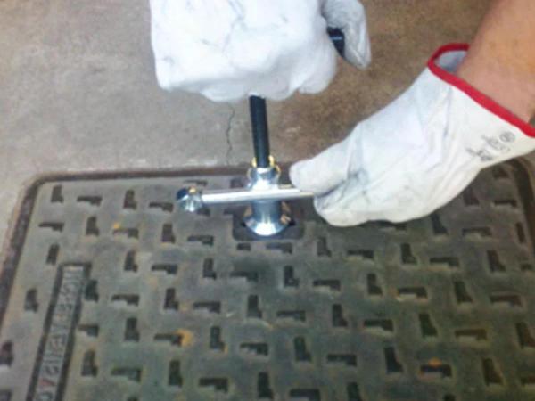 Phase 1: Bringen Sie die Mittelstange des Hakens in die Position, in der der APS90/APS80 eingehakt werden kann.