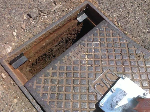 Positionierung der Unterlegkeile zwischen Abdeckung und Rahmen.