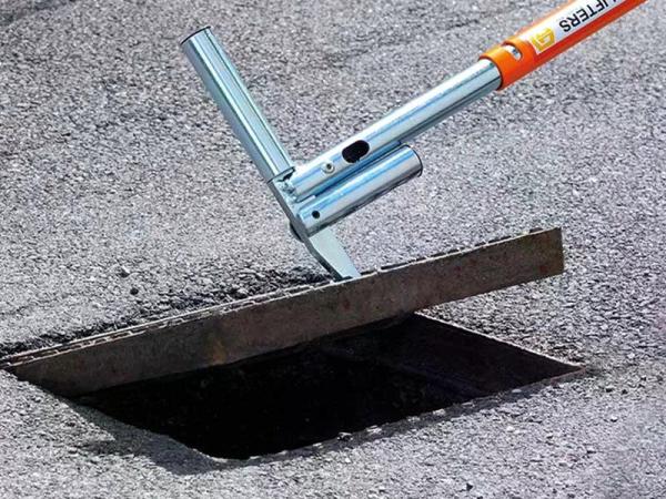 Kann als Einhängehebel in den Schlitzen zum mechanischen Anheben verwendet werden.