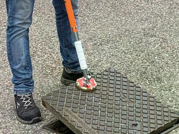 Funkensicherer Metallsockel.