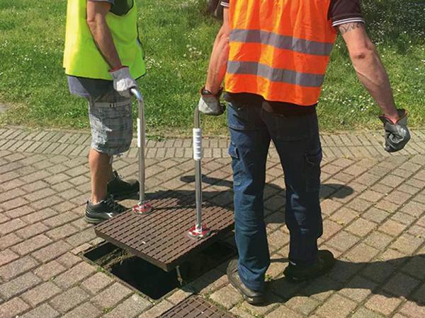 Wird mit zwei Bedienern parallel mit geteiltem Werkzeug verwendet