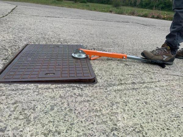 Deckelentriegelung mit Zentralstift