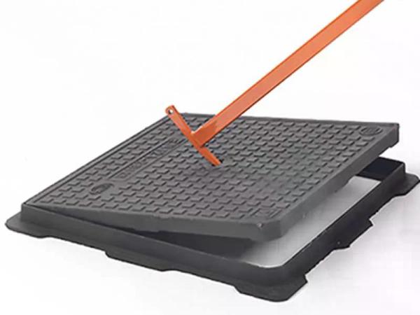 Kann als Einhängehebel in den Schlitzen zum mechanischen Anheben verwendet werden.