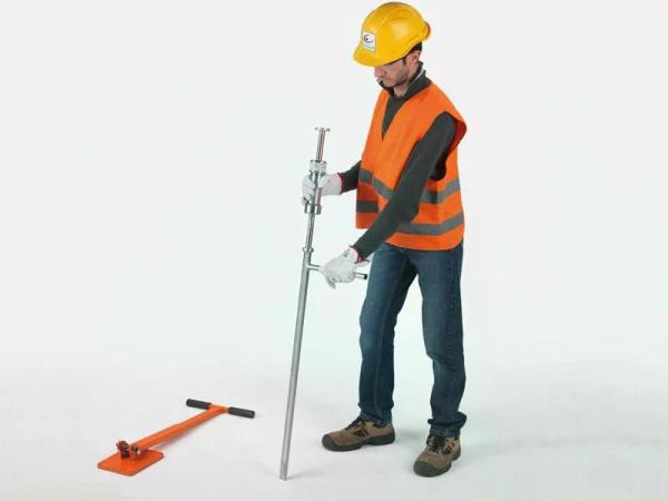 Die Ergonomie des MZ120 ermöglicht die Verwendung des Werkzeugs im Stehen und seine konische Spitze aus gehärtetem Stahl garantiert Langlebigkeit und Robustheit.