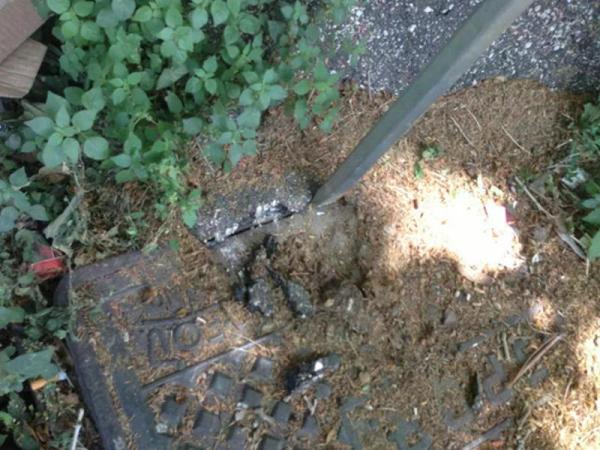 Nützlich zum Schneiden von Asphalt- und Betonschichten, Reinigen und Ablösen von Schmutz, der oft die Oberfläche und den Rahmen des Deckels bedeckt.