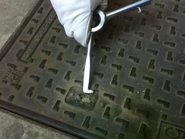 Funktion 2: L-förmiges Ende zum Auskratzen der Schlitzinnenseite und zum Lösen der Drehverriegelung.