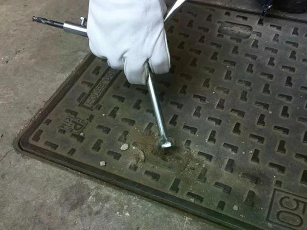 Funktion 3: T-förmiges Ende, verwendbar als Hebel oder Einsteckschlüssel für die Deckelschlitze.