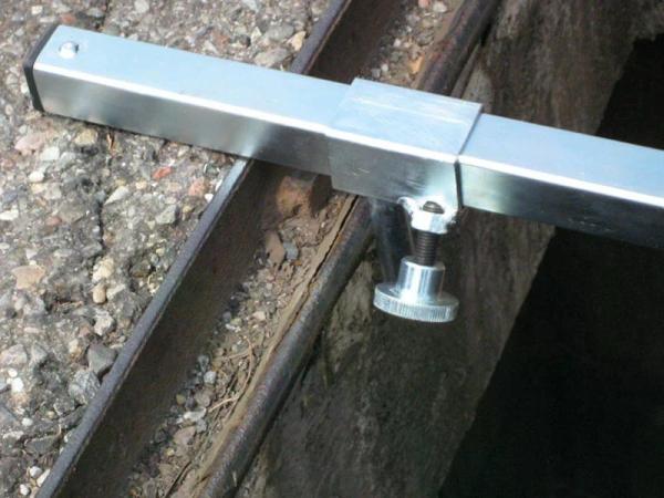 Verschiebbare und verstellbare Streben an den Enden der Arme halten das Kreuz in der richtigen Position.