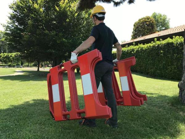 Leicht und stabil, lässt es sich im zusammengeklappten Zustand problemlos transportieren.