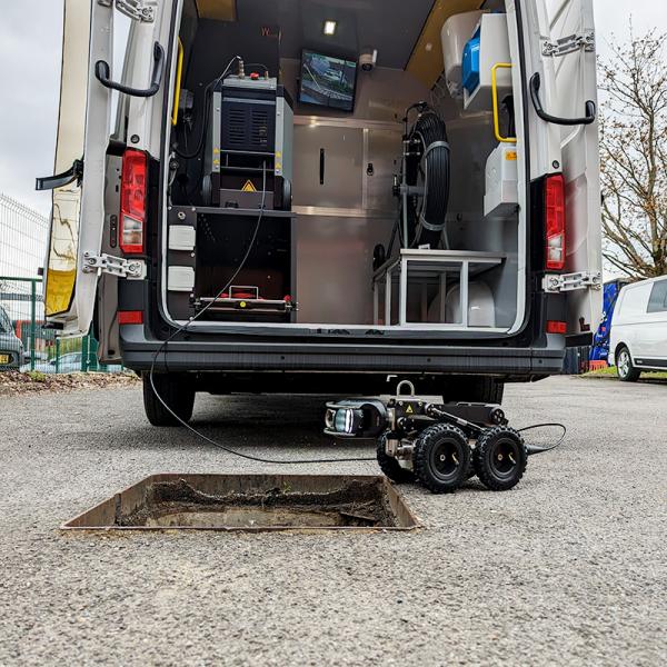 Fahrwagen P550c hinter dem Inspektionsauto positioniert